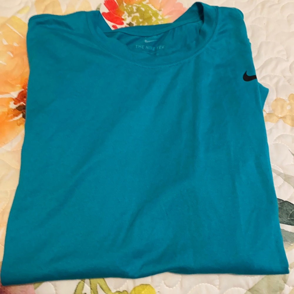 Men’s dri fit Nike tee